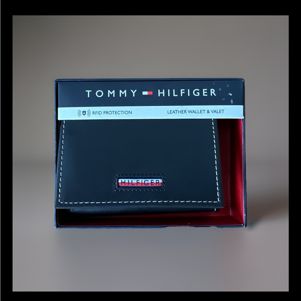 NEW ✨ Tommy Hilfiger Men’s Tri-Fold Wallet Black